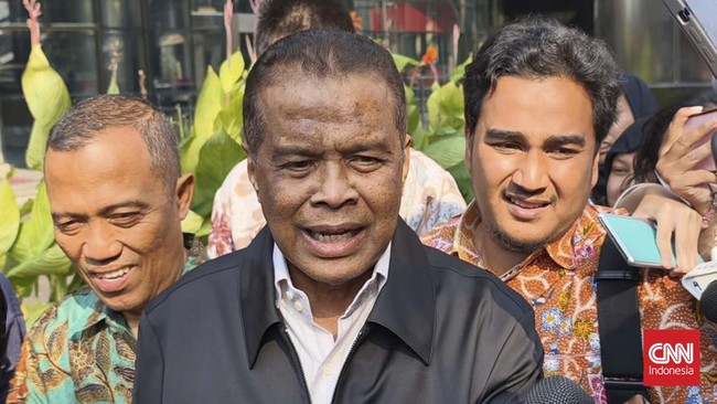 Direktur Utama PT Makassar Toraja (Maktour) Fuad Hasan Masyhur setelah menjalani pemeriksaan sebagai saksi kasus dugaan korupsi kuota haji tambahan periode 2023-2024 di kantor Komisi Pemberantasan Korupsi (KPK), Kamis (18/6). (CNN Indonesia/ Ryan Had
