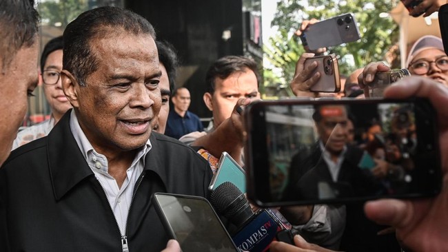 Pemilik perusahaan perjalanan biro haji dan umrah PT Maktour, Fuad Hasan Masyhur (kiri) menyampaikan keterangan usai menjalani pemeriksaan di Gedung Merah Putih KPK, Jakarta, Kamis (18/6/2026). KPK memeriksa Fuad Hasan Masyhur sebagai saksi terkait k