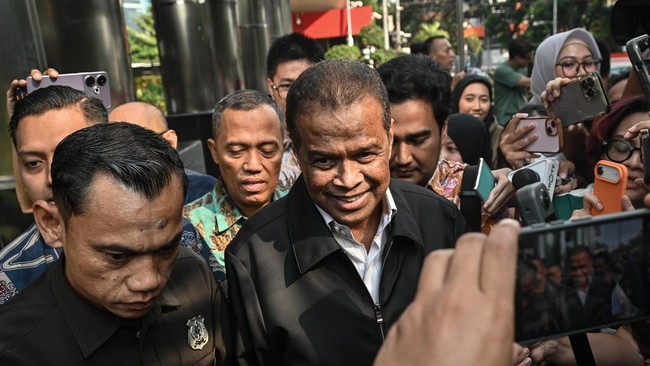 Pemilik perusahaan perjalanan biro haji dan umrah PT Maktour, Fuad Hasan Masyhur (tengah) menyampaikan keterangan usai menjalani pemeriksaan di Gedung Merah Putih KPK, Jakarta, Kamis (18/6/2026). KPK memeriksa Fuad Hasan Masyhur sebagai saksi terkait