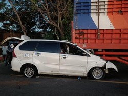 Mobil Travel Angkut 3 Motor Tabrak Truk Parkir di Parepare, 3 Orang Luka