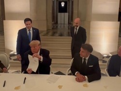 Momen Trump Teken MoU Damai dengan Iran Disaksikan Macron di Istana Versailles