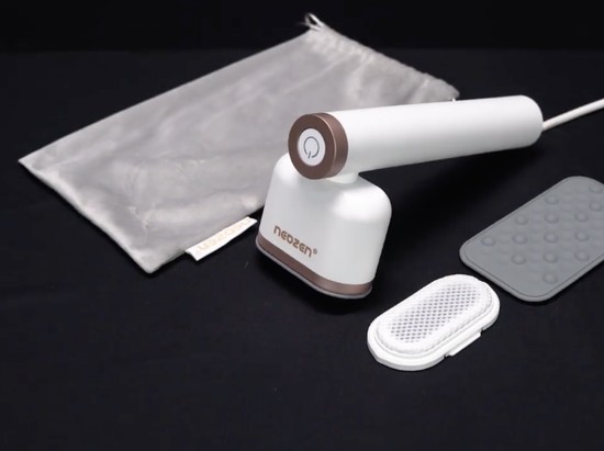 Baju Kusut Beres dalam 20 Detik? Neozen Garment Steamer Twist Bikin Setrika Konvensional Ketinggalan Zaman