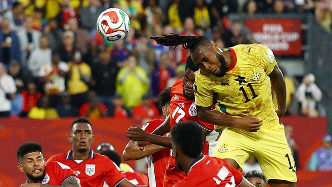 Soccer Football - FIFA World Cup 2026 - Group L - Ghana v Panama - Toronto Stadium, Toronto, Canada - June 17, 2026 Ghana's Antoine Semenyo heads at goal REUTERS/Piroschka Van De Wouw