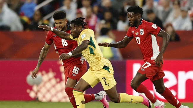 Soccer Football - FIFA World Cup 2026 - Group L - Ghana v Panama - Toronto Stadium, Toronto, Canada - June 17, 2026 Ghana's Abdul Fatawu in action with Panama's Andres Andrade and Jose Fajardo REUTERS/Benoit Tessier