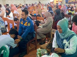 Momen Haru Petugas Damkar Ciamis Gantikan Ortu Siswa Ambil Rapor