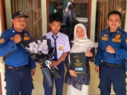 Ketika Seragam Damkar Menjadi Sandaran Seorang Siswa di Ciamis
