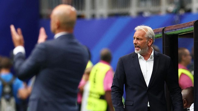 Soccer Football - FIFA World Cup 2026 - Group K - Portugal v DR Congo - Houston Stadium, Houston, Texas, U.S. - June 17, 2026 DR Congo coach Sebastien Desabre reacts alongside Portugal coach Roberto Martinez REUTERS/Pedro Nunes
