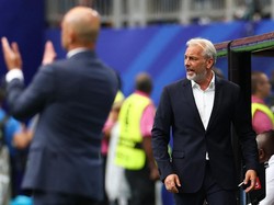 Soccer Football - FIFA World Cup 2026 - Group K - Portugal v DR Congo - Houston Stadium, Houston, Texas, U.S. - June 17, 2026 DR Congo coach Sebastien Desabre reacts alongside Portugal coach Roberto Martinez REUTERS/Pedro Nunes