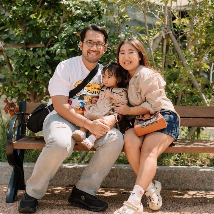 <p>Komika sekaligus presenter Kiky Saputri kini tengah menikmati liburan musim panas di Korea Selatan, Bunda. Ia pun mengajak sang suami, Muhammad Khairi, dan putri mereka, Kayesha Nadha Khairi, untuk menikmati perjalanan bersama. (Foto: Instagram @kikysaputrii)</p>