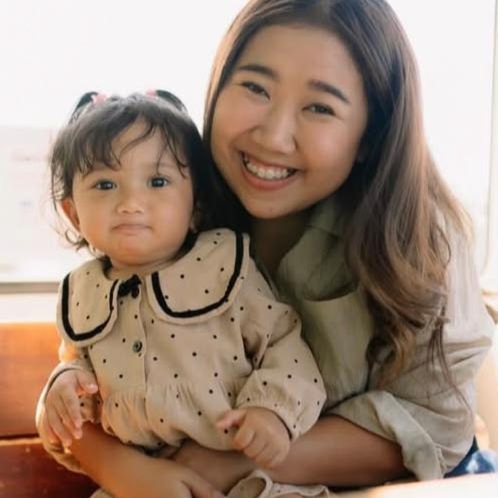<p>Momen liburan mereka pun dibagikan langsung oleh Kiky lewat laman Instagram pribadinya. Dalam beberapa foto yang diunggah, tampak Kiky dan sang putri berpose manis dengan memamerkan ekspresi yang begitu menggemaskan. (Foto: Instagram @kikysaputrii)</p>