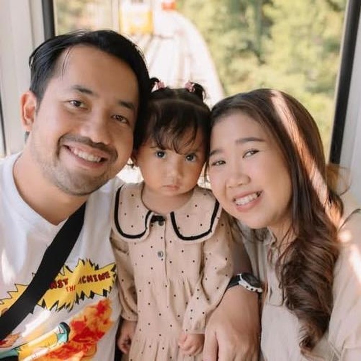 <p>Salah satu destinasi yang dikunjungi Kiky bersama keluarga kecilnya selama di Korea Selatan adalah Haeundae Blueline Park. Di tempat tersebut, Kiky, sang suami, dan putri mereka menikmati perjalanan dengan kereta yang melintasi area tepian tebing yang tinggi. Perjalanan ini pun rupanya sekaligus menjadi perayaan hari <em>anniversary</em> Kiky dan sang suami. "<em>Happy 4th Anniversary</em> Pacaran," tulis Kiky, dikutip dari akun Instagram<em> @kikysaputrii.</em> (Foto: Instagram @kikysaputrii)</p>