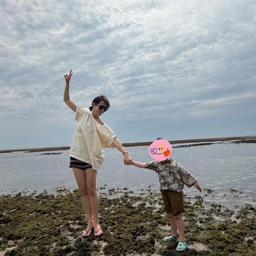 Aktris Korea Son Ye Jin Bagikan Foto Liburan Seru Bersama Sang Buah Hati