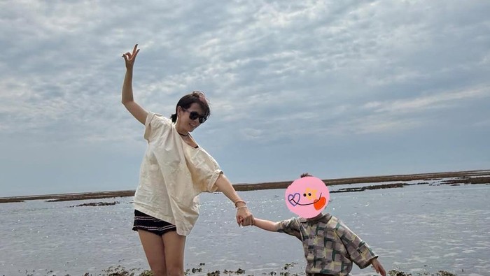 Aktris Korea Son Ye Jin Bagikan Foto Liburan Seru Bersama Sang Buah Hati