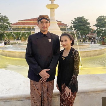 Potret Sakral Prilly Latuconsina Ikut Kirab Malam 1 Suro di Pura Mangkunegaran Keraton Solo