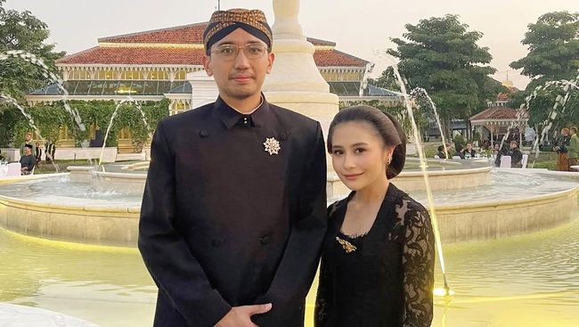 Potret Sakral Prilly Latuconsina Ikut Kirab Malam 1 Suro di Pura Mangkunegaran Keraton Solo