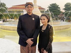Potret Sakral Prilly Latuconsina Ikut Kirab Malam 1 Suro di Pura Mangkunegaran Keraton Solo