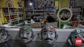 Seorang pekerja merakit kerangka ondel-ondel di rumah produksi ASNR Kampung Betawi, Jagakarsa, Jakarta, Kamis (18/6). (CNN Indonesia/Febria Adha L)