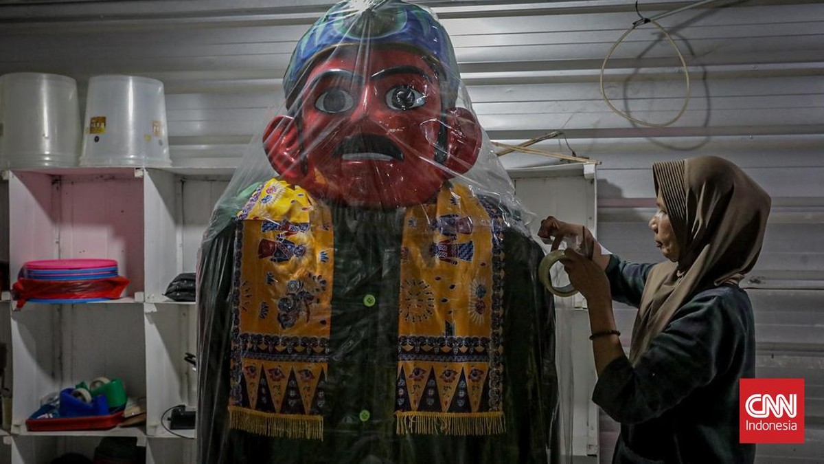Seorang pekerja merakit kerangka ondel-ondel di rumah produksi ASNR Kampung Betawi, Jagakarsa, Jakarta, Kamis (18/6). (CNN Indonesia/Febria Adha L)