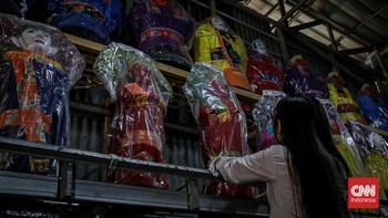 Seorang pekerja merakit kerangka ondel-ondel di rumah produksi ASNR Kampung Betawi, Jagakarsa, Jakarta, Kamis (18/6). (CNN Indonesia/Febria Adha L)