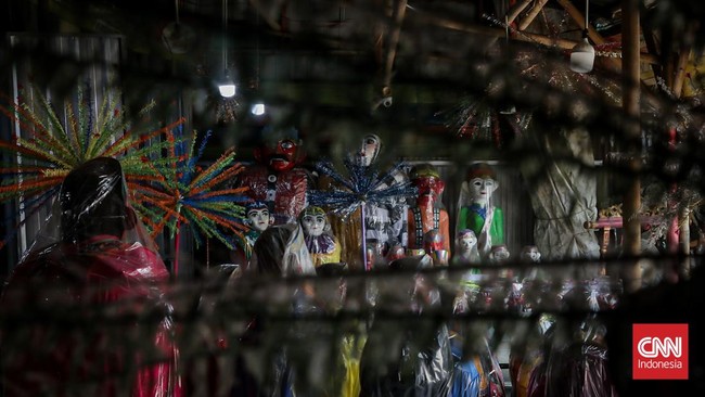 Seorang pekerja merakit kerangka ondel-ondel di rumah produksi ASNR Kampung Betawi, Jagakarsa, Jakarta, Kamis (18/6). (CNN Indonesia/Febria Adha L)