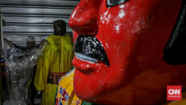 Seorang pekerja merakit kerangka ondel-ondel di rumah produksi ASNR Kampung Betawi, Jagakarsa, Jakarta, Kamis (18/6). (CNN Indonesia/Febria Adha L)