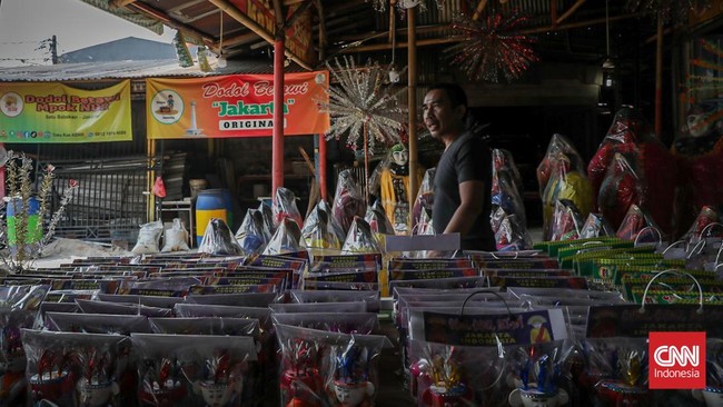 Seorang pekerja merakit kerangka ondel-ondel di rumah produksi ASNR Kampung Betawi, Jagakarsa, Jakarta, Kamis (18/6). (CNN Indonesia/Febria Adha L)