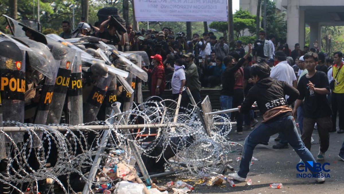 Penampakan Detik-Detik Ricuh Eksekusi Hotel Sultan