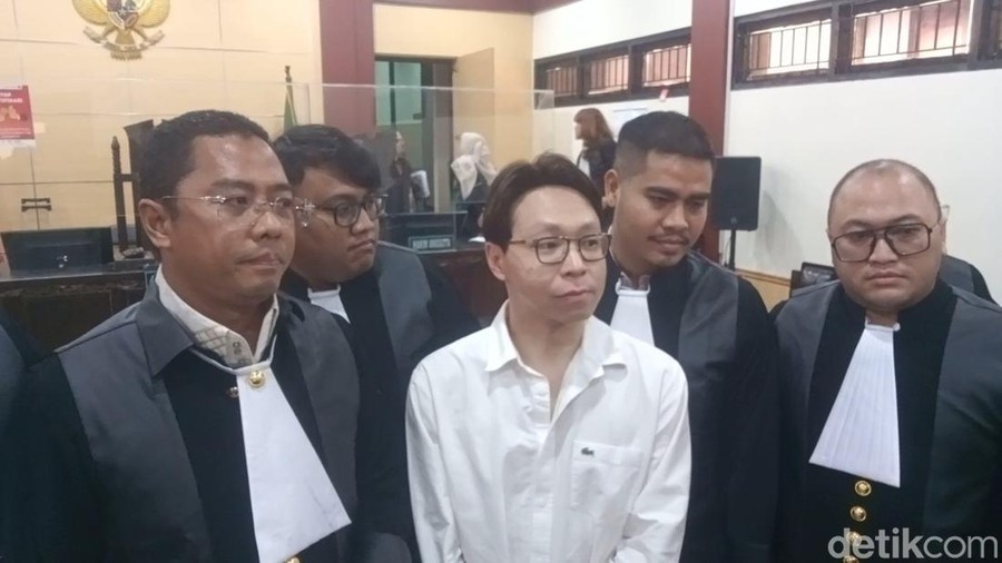 Richard Lee usai menjalani sidang perdana di Pengadilan Negeri Tangerang&comma; Kamis &lpar;18&sol;6&sol;2026&rpar;&period;