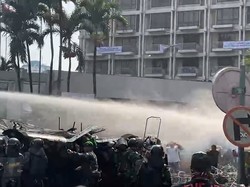 Video: Lemparan Batu Vs Water Cannon di Eksekusi Hotel Sultan!