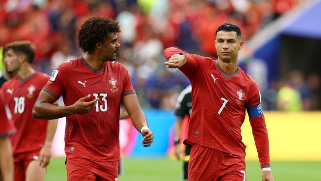 Soccer Football - FIFA World Cup 2026 - Group K - Portugal v DR Congo - Houston Stadium, Houston, Texas, U.S. - June 17, 2026 Portugal's Cristiano Ronaldo talks to Renato Veiga as he walks off the pitch at half time REUTERS/Phil Noble