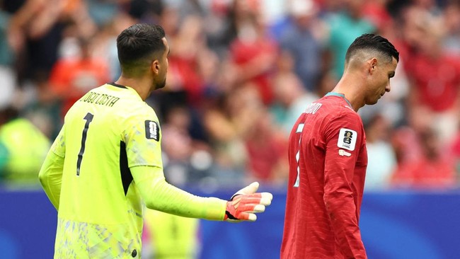 Soccer Football - FIFA World Cup 2026 - Group K - Portugal v DR Congo - Houston Stadium, Houston, Texas, U.S. - June 17, 2026 Portugal's Cristiano Ronaldo and Diogo Costa look dejected after DR Congo's Yoane Wissa scores their first goal REUTERS/Pedr