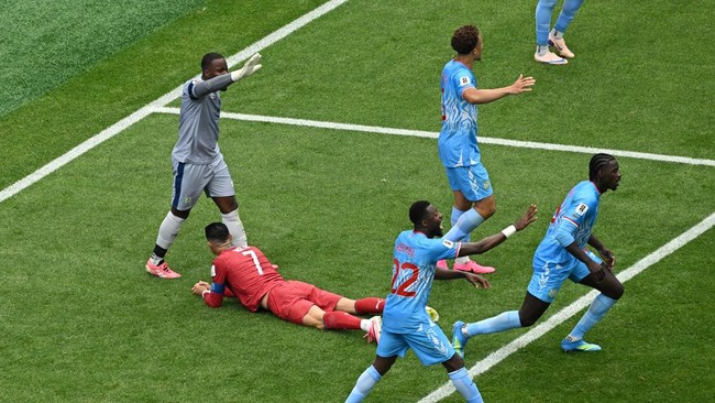 Soccer Football - FIFA World Cup 2026 - Group K - Portugal v DR Congo - Houston Stadium, Houston, Texas, U.S. - June 17, 2026 Portugal's Cristiano Ronaldo and DR Congo's Lionel Mpasi and teammates react REUTERS/Annegret Hilse