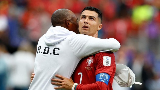 Soccer Football - FIFA World Cup 2026 - Group K - Portugal v DR Congo - Houston Stadium, Houston, Texas, U.S. - June 17, 2026 Portugal's Cristiano Ronaldo embraces a member of DR Congo coaching staff after the match REUTERS/Phil Noble