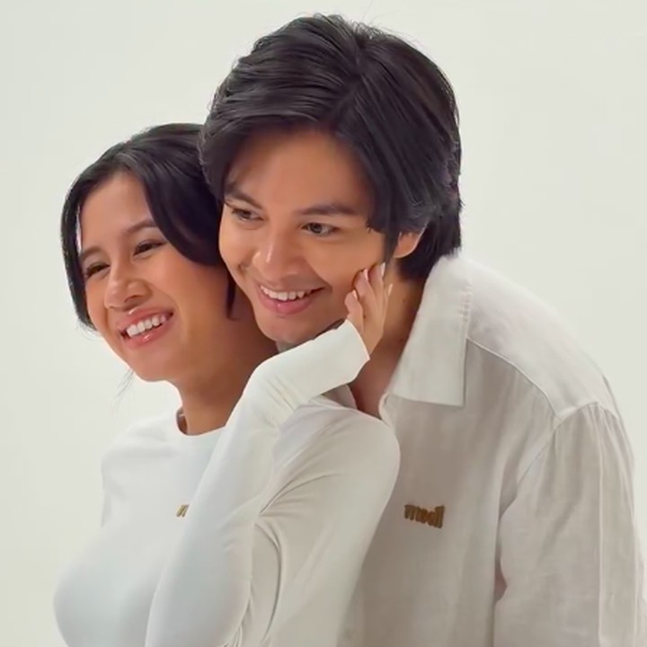 <p>Dalam sesi pemotretan ini, Shenina dan Angga memamerkan beberapa pose mesra ke kamera. Salah satu pose manis adalah saat Angga memberikan <em>back hug</em> istrinya sambil memegang <em>baby bump</em> kehamilan Shenina.&nbsp;Rona bahagia terlihat dari wajah Shenina dan Angga selama sesi pemotretan, Bunda. Keduanya tak ragu untuk berpose mesra dan menunjukkan kebahagiaan di depan publik. (Foto: Instagram @ryanogilvy)</p>