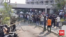 Situasi Hotel Sultan saat pelaksanaan eksekusi lahan oleh PN Jakarta Pusat ricuh. (CNN Indonesia TV)