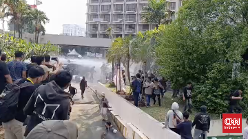 Aparat Berhasil Duduki Hotel Sultan, Massa Penolak Mundur