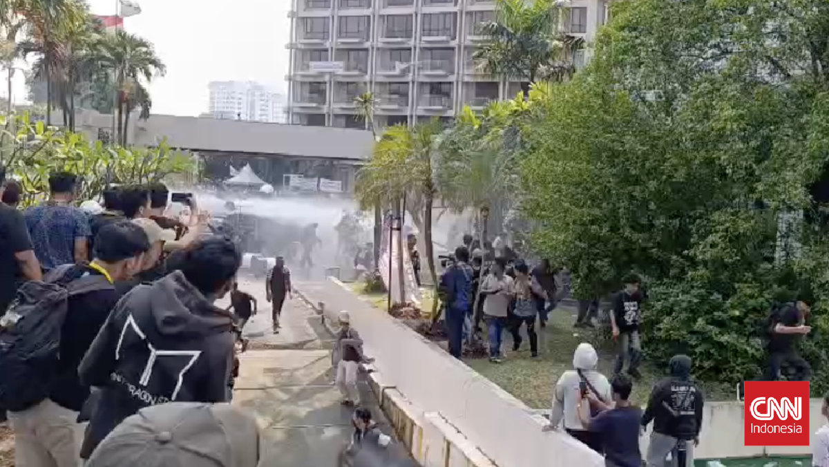 Aparat Berhasil Duduki Hotel Sultan, Massa Penolak Mundur