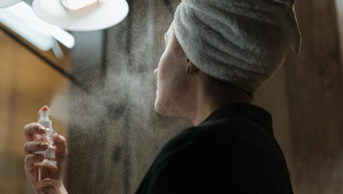 Gunakan air thermal atau serum untuk menghidrasi kulit