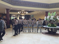 Suasana di Dalam Hotel Sultan Saat Eksekusi, Tamu Keluar Bawa Koper