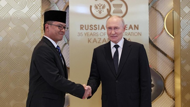 Russian President Vladimir Putin shakes hands with Indonesian Foreign Minister Sugiono during an official welcoming ceremony for the heads of delegations participating in the Russia-ASEAN Summit in Kazan, Russia June 17, 2026. REUTERS/Anastasia Baras
