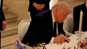 Detik-detik Trump Teken MoU Perang AS-Iran di Istana Versailles Paris