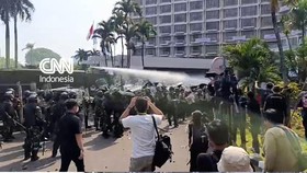 Eksekusi lahan Hotel Sultan di kawasan Gelora Bung Karno (GBK) Jakarta Pusat pada Kamis (18/6) berlangsung ricuh.