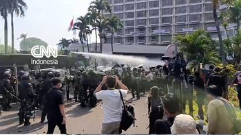 Eksekusi lahan Hotel Sultan di kawasan Gelora Bung Karno (GBK) Jakarta Pusat pada Kamis (18/6) berlangsung ricuh.