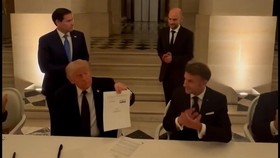 Macron Unggah Momen Diri Saksikan Trump Teken MoU AS-Iran di Paris
