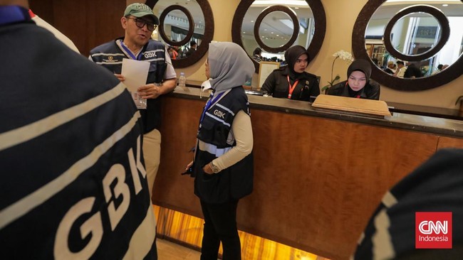 Petugas dari Pusat Pengelolaan Kompleks Gelora Bung Karno (PPK GBK) di bawah Kementerian Sekretariat Negara melakukan inventarisasi aset di area hotel Sultan yang sebelumnya dikelola oleh PT Indobuildco. Jakarta, Kamis (18/06/2026). (CNN Indonesia/ A