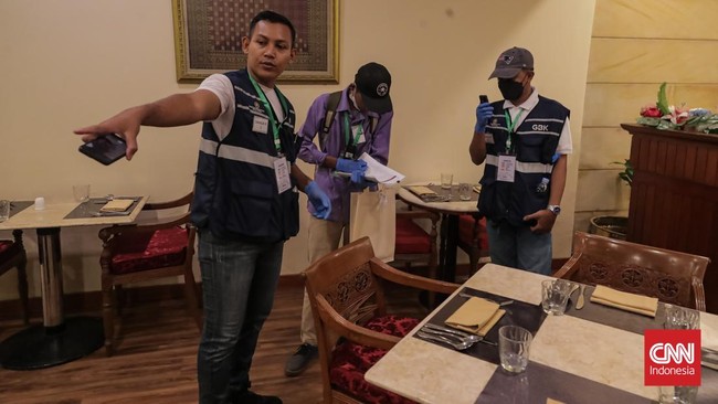 Petugas dari Pusat Pengelolaan Kompleks Gelora Bung Karno (PPK GBK) di bawah Kementerian Sekretariat Negara melakukan inventarisasi aset di area hotel Sultan yang sebelumnya dikelola oleh PT Indobuildco. Jakarta, Kamis (18/06/2026). (CNN Indonesia/ A