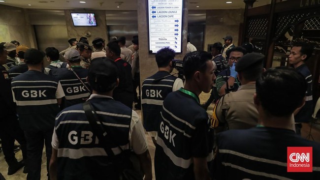 Petugas dari Pusat Pengelolaan Kompleks Gelora Bung Karno (PPK GBK) di bawah Kementerian Sekretariat Negara melakukan inventarisasi aset di area hotel Sultan yang sebelumnya dikelola oleh PT Indobuildco. Jakarta, Kamis (18/06/2026). (CNN Indonesia/ A