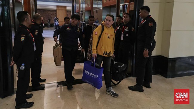 Petugas dari Pusat Pengelolaan Kompleks Gelora Bung Karno (PPK GBK) di bawah Kementerian Sekretariat Negara melakukan inventarisasi aset di area hotel Sultan yang sebelumnya dikelola oleh PT Indobuildco. Jakarta, Kamis (18/06/2026). (CNN Indonesia/ A