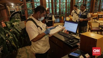 Petugas dari Pusat Pengelolaan Kompleks Gelora Bung Karno (PPK GBK) di bawah Kementerian Sekretariat Negara melakukan inventarisasi aset di area hotel Sultan yang sebelumnya dikelola oleh PT Indobuildco. Jakarta, Kamis (18/06/2026). (CNN Indonesia/ A