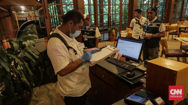 Petugas dari Pusat Pengelolaan Kompleks Gelora Bung Karno (PPK GBK) di bawah Kementerian Sekretariat Negara melakukan inventarisasi aset di area hotel Sultan yang sebelumnya dikelola oleh PT Indobuildco. Jakarta, Kamis (18/06/2026). (CNN Indonesia/ A